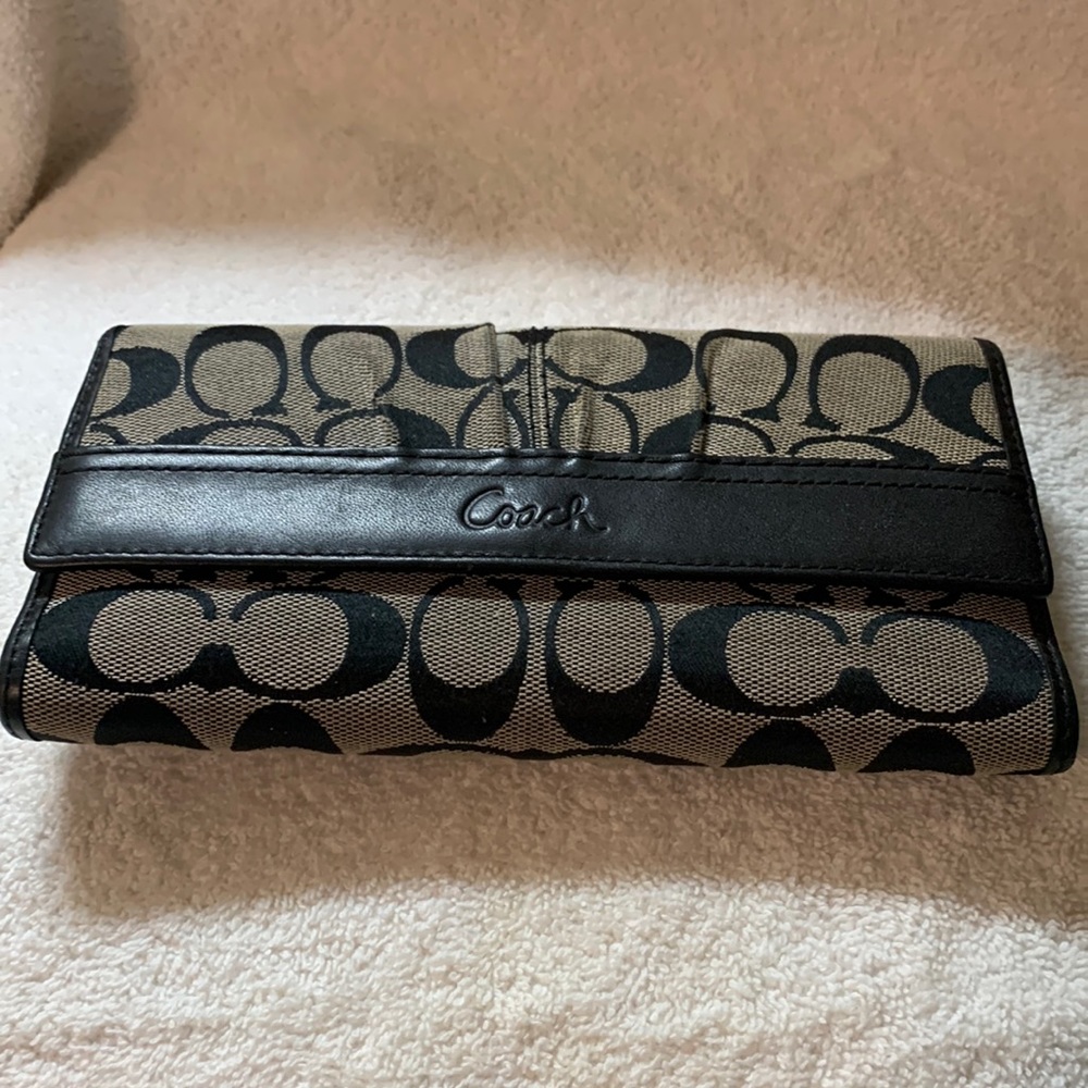 Medium coach wallet, black and gray.